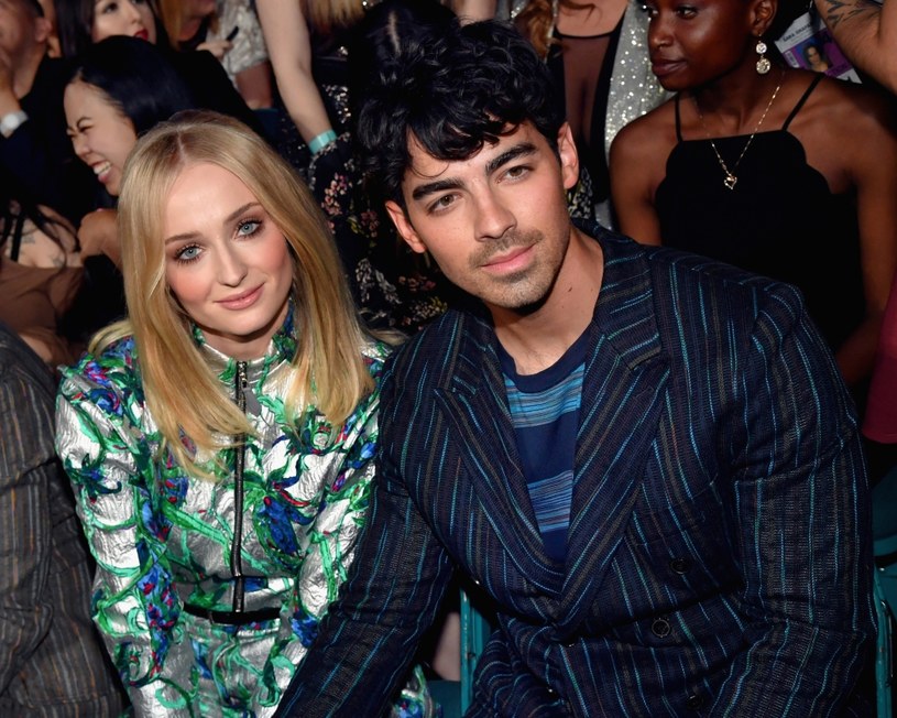 Sophie Turner, najbardziej znana z roli Sansy w serialu HBO "Gra o tron", udzieliła bardzo szczerego wywiadu, który opublikował magazyn "Times". Aktorka przyznała, że wokalista Joe Jonas uratował jej życie. Sophie wspomniała też, że kiedyś rozstała się z muzykiem, jednak nie potrafili bez siebie żyć.
