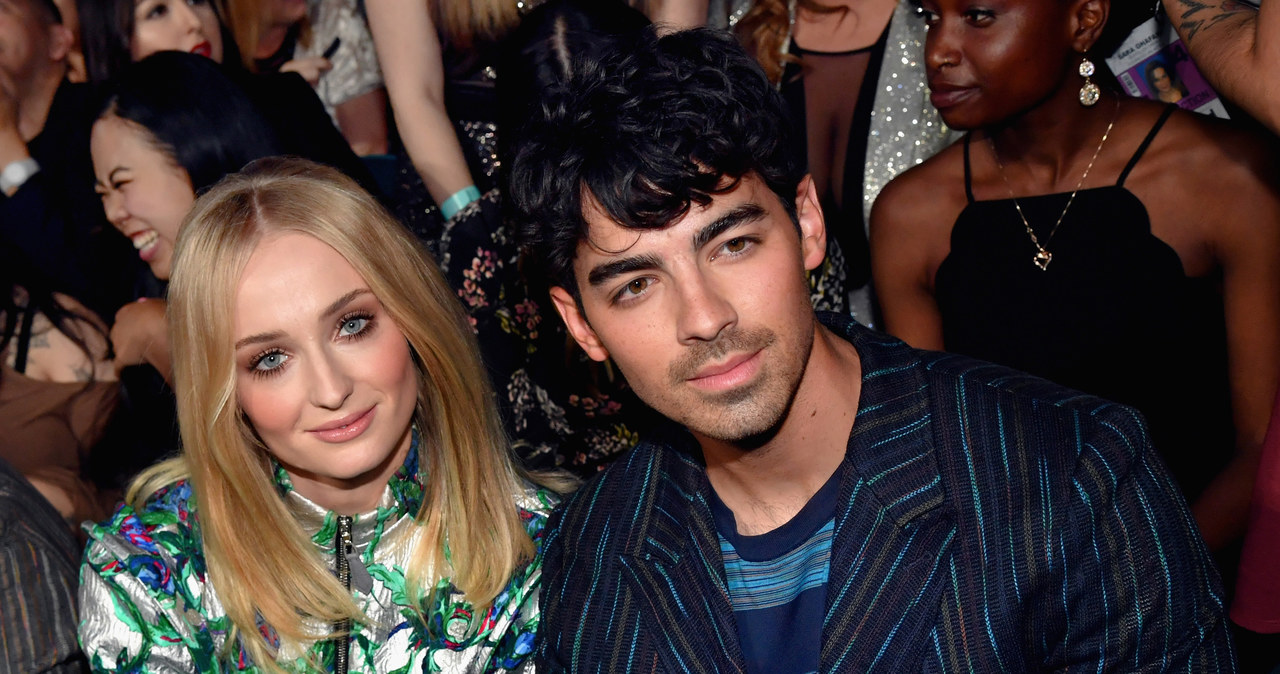 Sophie Turner, najbardziej znana z roli Sansy w serialu HBO "Gra o tron", udzieliła bardzo szczerego wywiadu, który opublikował magazyn "Times". Aktorka przyznała, że wokalista Joe Jonas uratował jej życie. Sophie wspomniała też, że kiedyś rozstała się z muzykiem, jednak nie potrafili bez siebie żyć.
