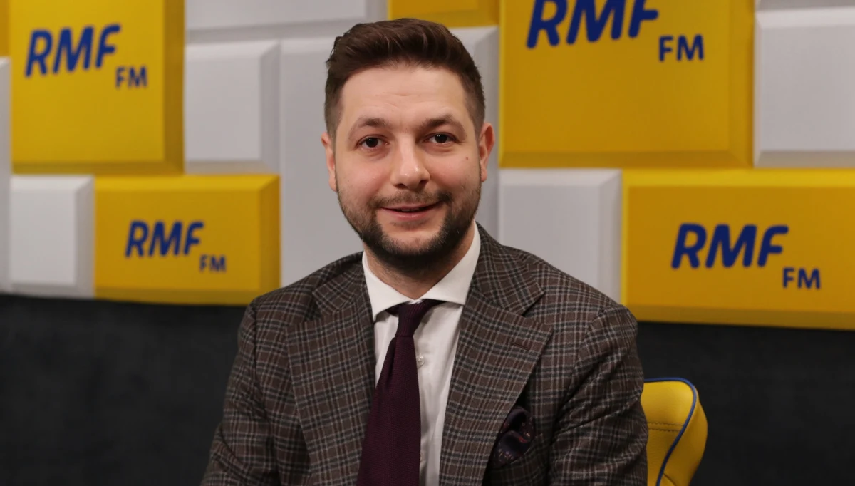 „Jeśli chodzi o komisję (ds. pedofilii w Kościele), to nie jestem w stanie wykluczyć, że taki projekt będzie przedstawiony. Ale musi obejmować wszystkie zawody, a nie tylko Kościół. Nie widzę żadnego powodu, by rozróżniać dzieci na te lepiej i mniej pokrzywdzone. Wszystkie są pokrzywdzone” – mówił w Porannej rozmowie w RMF FM wiceminister sprawiedliwości Patryk Jaki. „Debaty na ten temat trwają. Najpierw musimy przeprowadzić do końca zmiany w prawie karnym, a potem przyjdzie czas na kolejne etapy” – dodał. Podkreślił, że teraz najważniejsze jest, by pedofile „poszli siedzieć, i to na długie lata”. „Problem z filmem Sekielskiego jest taki, że wiele osób przedstawionych w filmie to są osoby, które były skazane prawomocnymi wyrokami, tylko wyszły na wolność, bo te kary były żałośnie małe, a powinny siedzieć dalej w więzieniu” – podkreślał gość Roberta Mazurka.