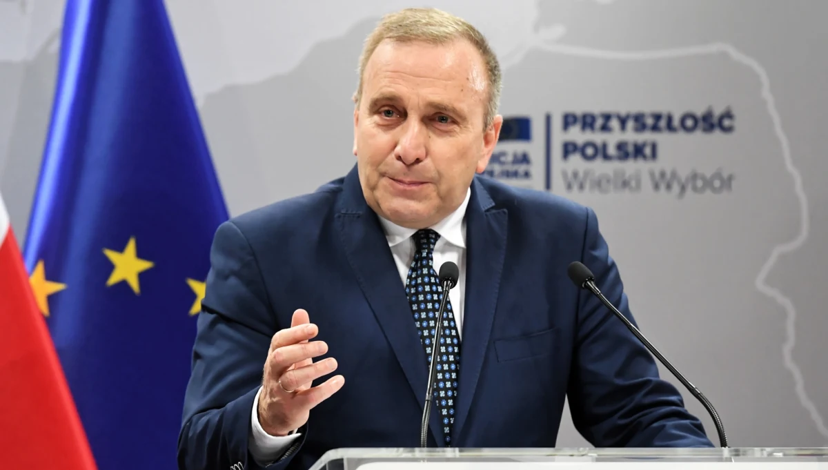 Składamy do Sejmu projekt ustawy "Czyste ręce", który przewiduje, że oświadczenie majątkowe będą mogli składać współmałżonkowie najważniejszych osób w państwie. Apeluję do prezesa PiS o zwołanie w tym tygodniu posiedzenia Sejmu i przyjęcie tego projektu - mówił lider Platformy Obywatelskiej Grzegorz Schetyna. 