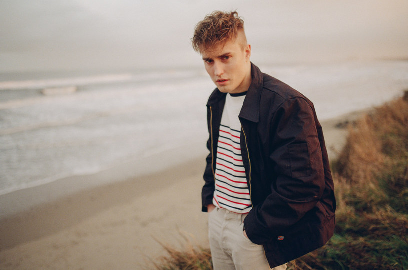 - Gdy zmarł mój przyjaciel, napisałem ten utwór, żeby się wyładować, dać upust moim emocjom – mówi nam Sam Fender o swoim singlu "Dead Boys" poruszającym kwestię samobójstw wśród mężczyzn. Rezolutny Brytyjczyk, który nie boi się podejmować trudnych tematów w swojej twórczości, wyrasta na jedną z ciekawszych gwiazd młodego pokolenia.  