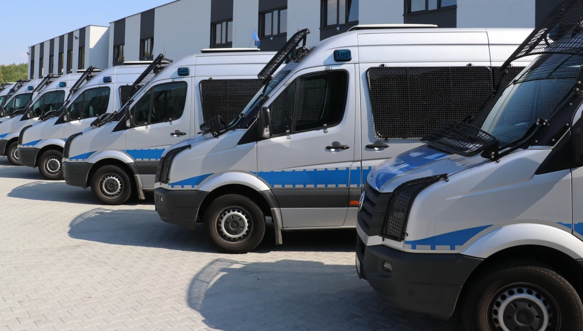 ​45-letni instruktor Wyższej Szkoły Policji w Szczytnie, który w poniedziałek w czasie ćwiczeń postrzelił dwie osoby, ze względu na stan psychiczny jest pod opieką lekarzy. Życiu rannych policjantów nie zagraża niebezpieczeństwo.