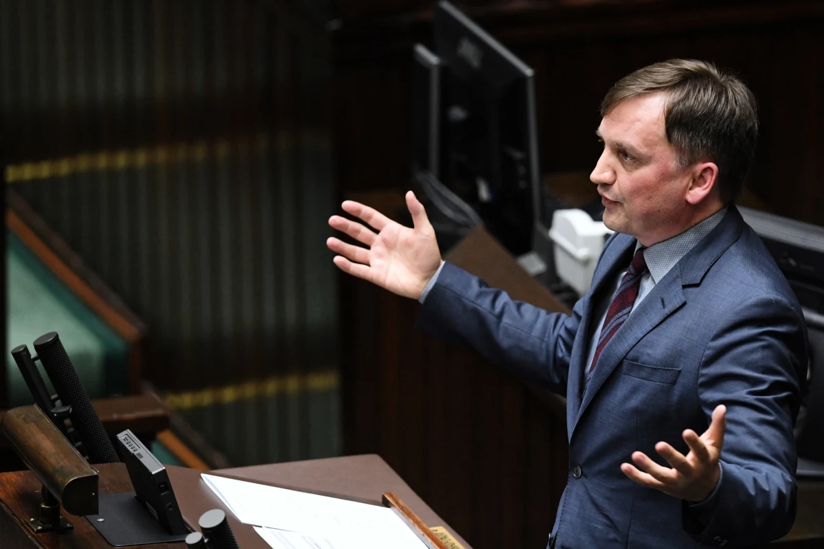 Przekonanie, że wprowadzane naprędce zmiany do Kodeksu karnego niosą poważne zagrożenia oparte jest na ogólnym wrażeniu chaotycznego pośpiechu w ich uchwalaniu. Do tego już jednak przywykliśmy. Cenniejsze wydaje się przyjrzenie się szczegółom proponowanych zmian. Stąd zestawienie kilku kardynalnych zastrzeżeń do zmian w Kodeksie.