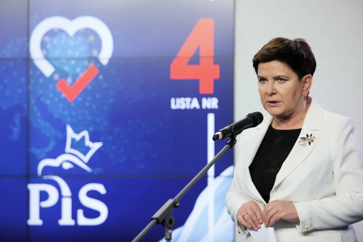 "Flagi europejskie cały czas są w Kancelarii Prezesa Rady Ministrów i również były w moim gabinecie. Nikt flag europejskich nie wyprowadzał" - oświadczyła Beata Szydło, zapytana podczas konferencji prasowej przez dziennikarza BBC World News o kwestię flag unijnych w kancelarii premiera w czasie, gdy w 2015 roku stawała na czele rządu Prawa i Sprawiedliwości.