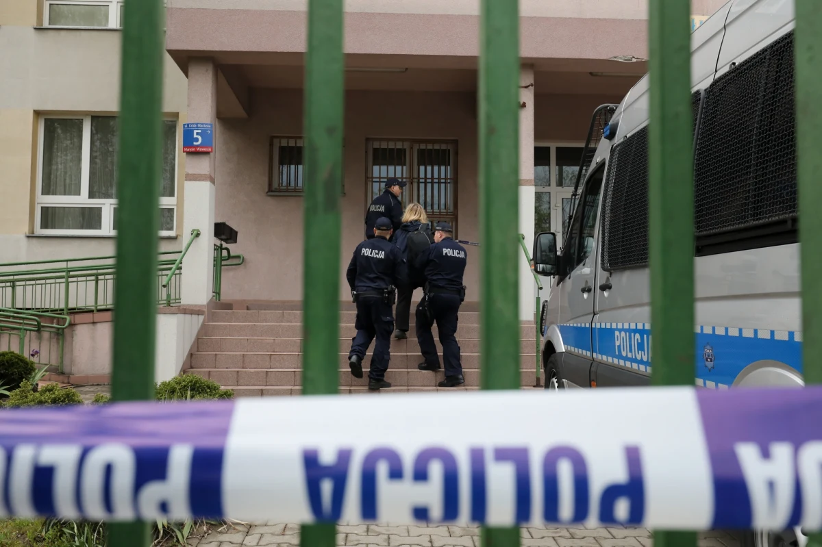 Do warszawskiego sądu wpłynęło zażalenie na decyzję o przekazaniu prokuraturze sprawy 15-latka, który śmiertelnie ranił nożem swojego rówieśnika. Do tej szokującej zbrodni doszło 10 maja podczas przerwy w szkole podstawowej w stołecznym Wawrze. Zażalenie złożyli pełnomocnicy 15-latka. 