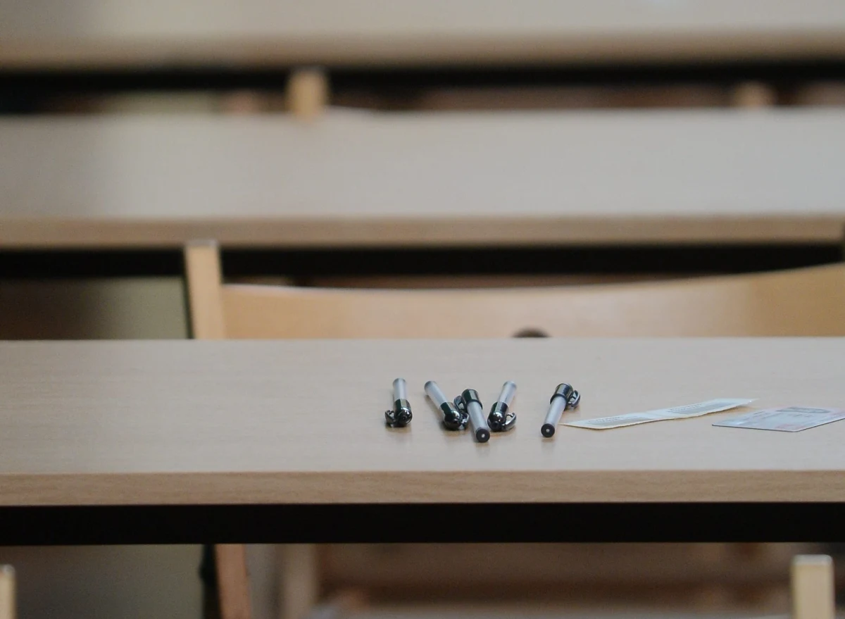 4 tysięcy miejsc brakuje w szkołach średnich w Warszawie. Po zakończeniu pierwszego etapu rekrutacji okazało się, że do szkół zgłosiło się 47 tysięcy uczniów ósmych klas i gimnazjów, a miasto przygotowało nieco ponad 43 tysiące miejsc. W najbardziej obleganych liceach o jedno miejsce ubiega się ponad 20 osób.