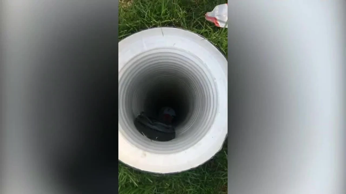 W Moskwie mała dziewczynka została wyciągnięta z rury kanalizacyjnej wypełnionej wodą. Uratował ją 13-letni ochotnik, który został opuszczony w głąb otworu na paskach od spodni. 