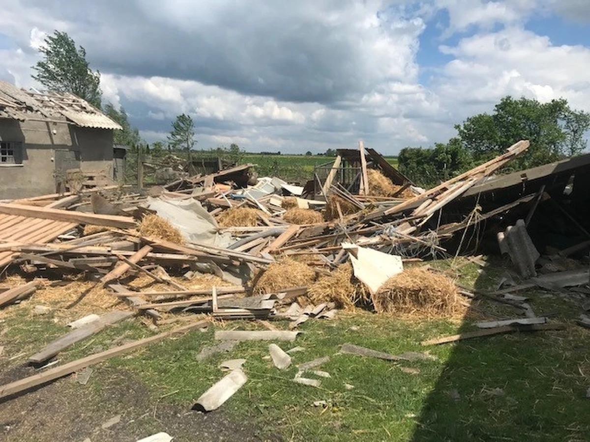 Przez gminę Wojciechów niedaleko Lublina we wtorek przeszła trąba powietrzna. Jedna osoba została ranna, a wiatr uszkodził 87 budynków. Trwa przywracanie prądu do wszystkich gospodarstw.