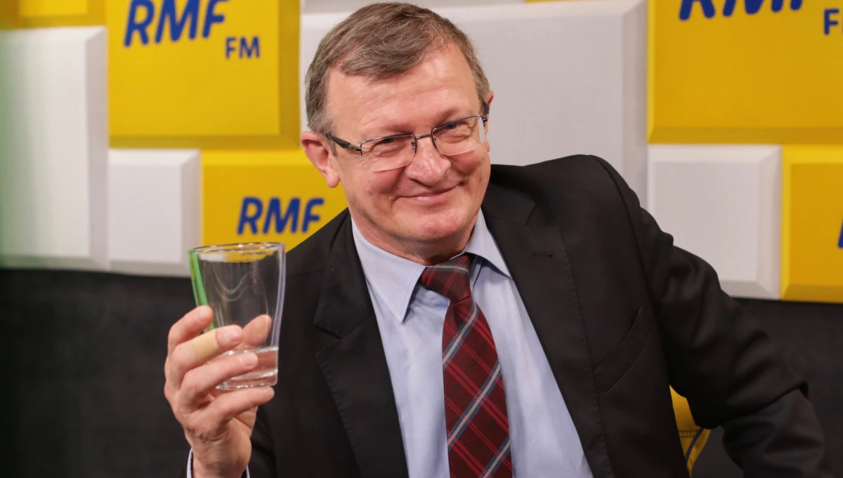 „Nie będę się licytował, kto bardziej dotknie, zagra czy obrazi Żyda, bo mamy ten problem. Nie udawajmy Greka – to jest poważny problem. Żydzi, Izrael, mają potężne wpływy na świecie i my jako Polska musimy nie na paluszkach chodzić – nie ma mowy o żadnym oddawaniu majątku Żydom” – tak o ustawie 447 mówił w Porannej rozmowie w RMF FM poseł klubu Prawa i Sprawiedliwości Tadeusz Cymański.