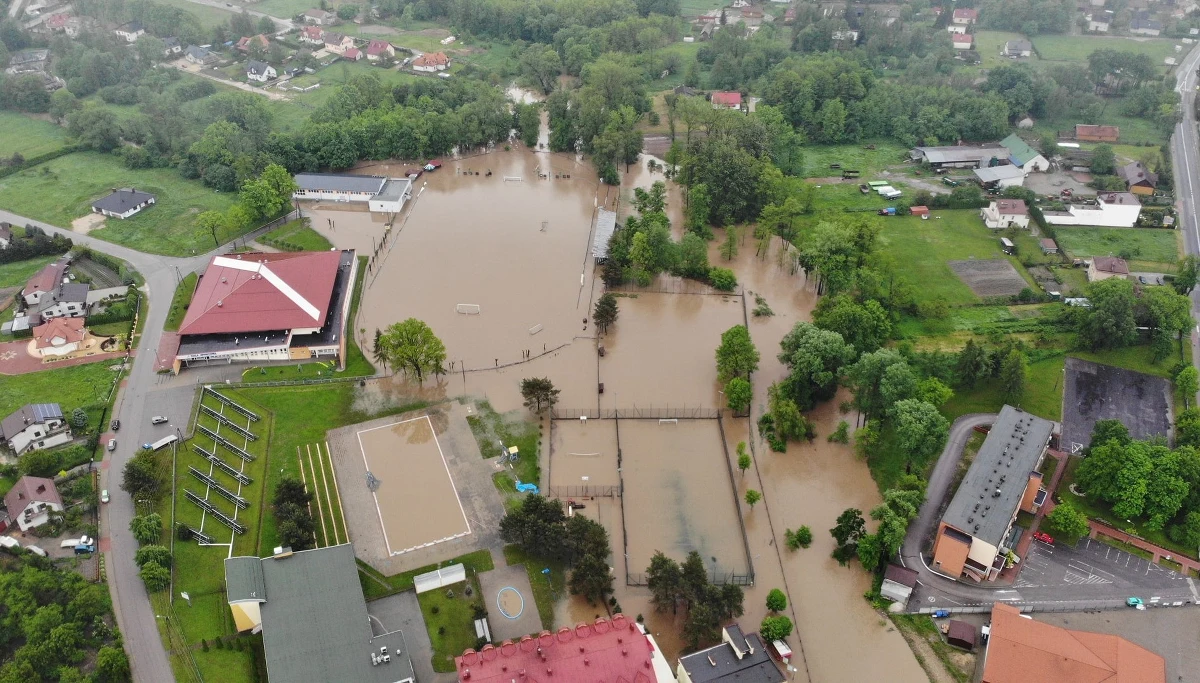 32 osoby ewakuowano z zalanych obszarów w Dąbrowie Tarnowskiej i miejscowości Swarzów w Małopolsce. Część mieszkańców trzeba było ewakuować łodziami strażackimi. Problemy są także na Podkarpaciu, w Świętokrzyskiem i na Śląsku.