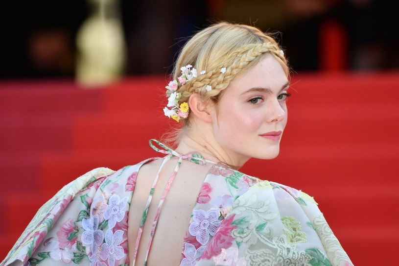 Do roli Aurory, w drugiej części filmu "Czarownica", Elle Fanning wróciła po sześciu latach. Zdradziła, że długo zastanawiała się, jaki obraz chce ukazać. Wniosek był oczywisty - Aurora to postać silnej dziewczyny, która nie traci ze swojej dziewczęcości.