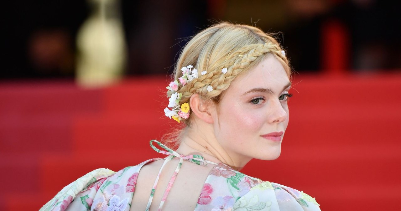 Do roli Aurory, w drugiej części filmu "Czarownica", Elle Fanning wróciła po sześciu latach. Zdradziła, że długo zastanawiała się, jaki obraz chce ukazać. Wniosek był oczywisty - Aurora to postać silnej dziewczyny, która nie traci ze swojej dziewczęcości.