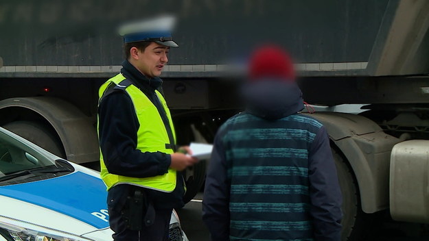 Nowe odcinki najpopularniejszego polskiego programu o funkcjonariuszach Wydziału Ruchu Drogowego, pokazujący codzienną pracę patroli policyjnych w różnych miastach Polski. Uchwycone w nim zdarzenia i zachowania kierowców pokazują, co może spotkać każdego z nas, pozwalają zobaczyć z innej perspektywy niebezpieczne sytuacje na drogach i dają szansę uczenia się na błędach innych. Oprócz wypadków, karamboli i efektownych akcji policjantów, w programie widzimy wiele różnorodnych sytuacji – zabawnych i smutnych, typowych i zaskakujących, kuriozalnych i pouczających. Scenariusz pisze samo życie i kierowcy poruszający się po naszych drogach. 