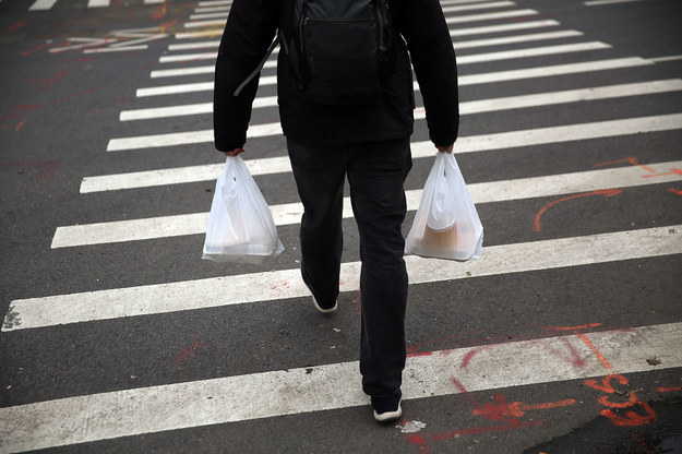 Gubernator Nowego Jorku Andrew Cuomo podpisał ustawę o zakazie używanie plastikowych toreb w sklepach. Nowe prawo wejdzie w życie 1 marca 2020 roku.