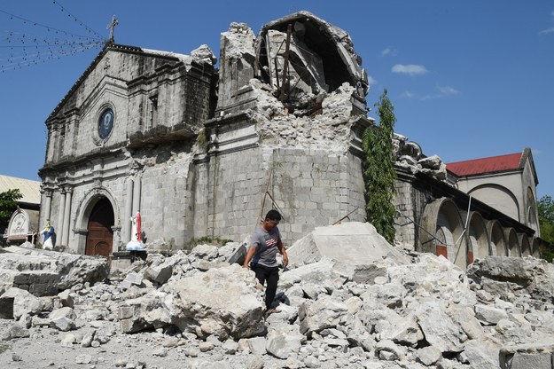 Trzęsienie ziemi o magnitudzie ponad 6 stopni w skali Richtera nawiedziło Filipiny. Do tej pory władze informują o 11 ofiarach, ale wciąż nawet kilkadziesiąt osób może być pod gruzami budynków.