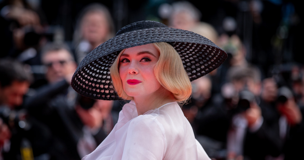 Aktorka Elle Fanning jest członkinią jury konkursu głównego podczas 72. Międzynarodowego Festiwalu Filmowego w Cannes. 21-letnia gwiazda wystraszyła obecnych na uroczystej kolacji w poniedziałek wieczorem, gdy nagle zemdlała. Chociaż sytuacja wyglądała groźnie, Fanning potwierdziła w mediach społecznościowych, że nic jej nie jest.