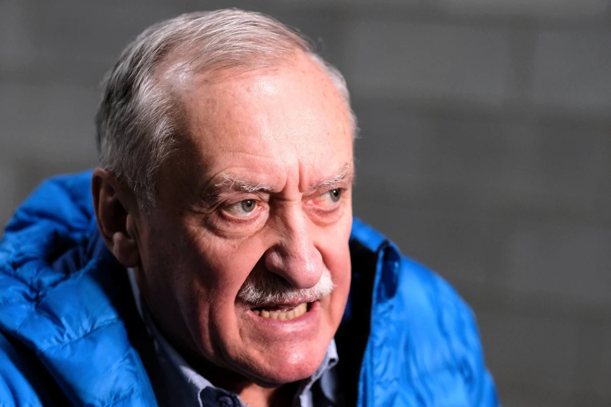 "To hasło "K2 dla Polaków" trochę mi się nie podobało, bo to nie jest tak. K2 jest dla tych, którzy się zmierzą i wejdą. Może to jest też czas, żeby pomyśleć o umiędzynarodowieniu wyprawy. Te decyzje pewnie nastąpią dopiero za rok, jak będziemy widzieć, czy rzeczywiście jesteśmy w stanie zrobić dobry team, bo nie chcę jechać z zespołem, który ma zerowe szanse przy wyjeździe" - mówi w rozmowie z RMF FM Krzysztof Wielicki. Komentuje w ten sposób przełożenie o kolejny rok polskiej zimowej wyprawy na K2. Ekspedycja ma dojść do skutku w sezonie 2020/2021. Skład ma wzmocnić kilku polskich wspinaczy młodszego pokolenia. "Zaproszenie będą mieli wszyscy ci, którzy coś osiągnęli w Pamirze, Kaukazie czy Alpach, a dalej to się okaże. Po pierwszej wyprawie przygotowawczej to będzie widać, czy potrafią pracować w zespole, czy tylko są nastawieni na personifikację i na własny sukces" - mówi Wielicki w rozmowie z Michałem Rodakiem. Grupa osób związanych z programem Polski Himalaizm Zimowy na temat planów na kolejne miesiące rozmawiała podczas spotkania w Hotelu Arłamów.