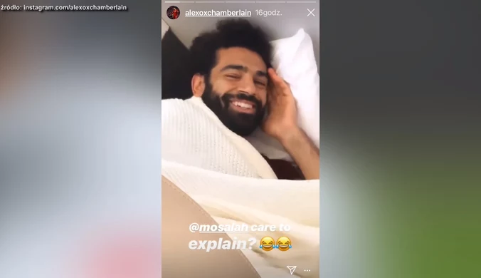 Salah poprawił humory piłkarzom Liverpoolu. Został nagrany, jak śpi na podłodze w samolocie. Wideo
