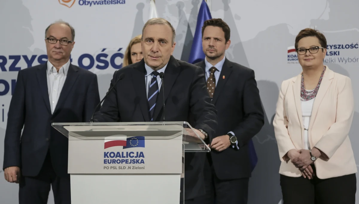 Liderzy Koalicji Europejskiej zaapelowali do wyborców, by w najbliższą niedzielę oddali swój głos na kandydatów KE. Jesteśmy bardzo blisko. Jest szansa, by pokazać czerwoną kartkę wrogiej PiS-owskiej polityce agresji i niszczenia praworządności - mówił lider PO Grzegorz Schetyna.