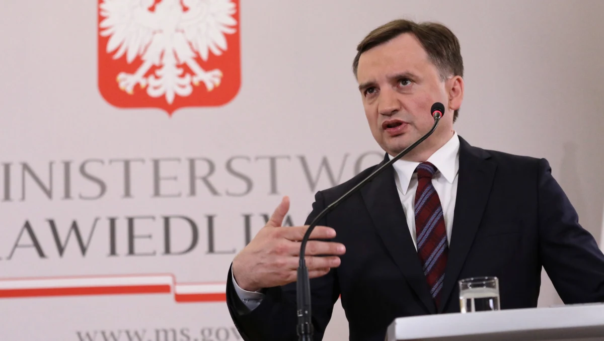 Politycy Platformy Obywatelskiej składają do prokuratury zawiadomienie o możliwości popełnienia przestępstwa niedopełnienia obowiązków i "bezczynności działań" przez prokuratora generalnego Zbigniewa Ziobrę: zarzucają mu bezczynność po ujawnieniu w raporcie Konferencji Episkopatu Polski przypadków pedofilii w Kościele. Ich zdaniem, rządzący "zamiatają tę wielką aferę po dywan".