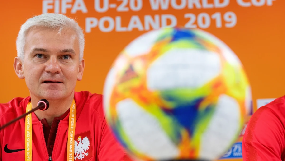 "Jesteśmy gotowi do tego, żeby jutro zagrać pierwszy mecz na mistrzostwach świata" - zapewnił selekcjoner reprezentacji Polski do lat 20 Jacek Magiera w przeddzień rozpoczęcia organizowanego w naszym kraju mundialu. Jak mówił: "Trzeba zagrać bez nakładania na siebie nie wiadomo jakiej presji, najlepiej, jak potrafimy, i cieszyć się każdą chwilą na boisku".