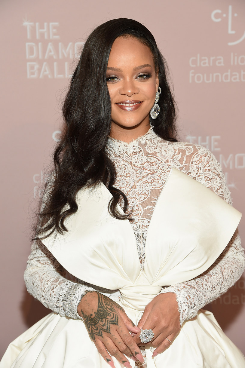 Rihanna, oprócz działalności muzycznej, ma też własną linię kosmetyków, projektuje bieliznę i ubrania sportowe. Teraz przyszedł czas na bardziej ekskluzywną odzież i prace pod szyldem luksusowego domu mody. Gwiazda projektuje własną kolekcję ubrań z nadzieją, że zostanie uznaną w świecie mody projektantką. 