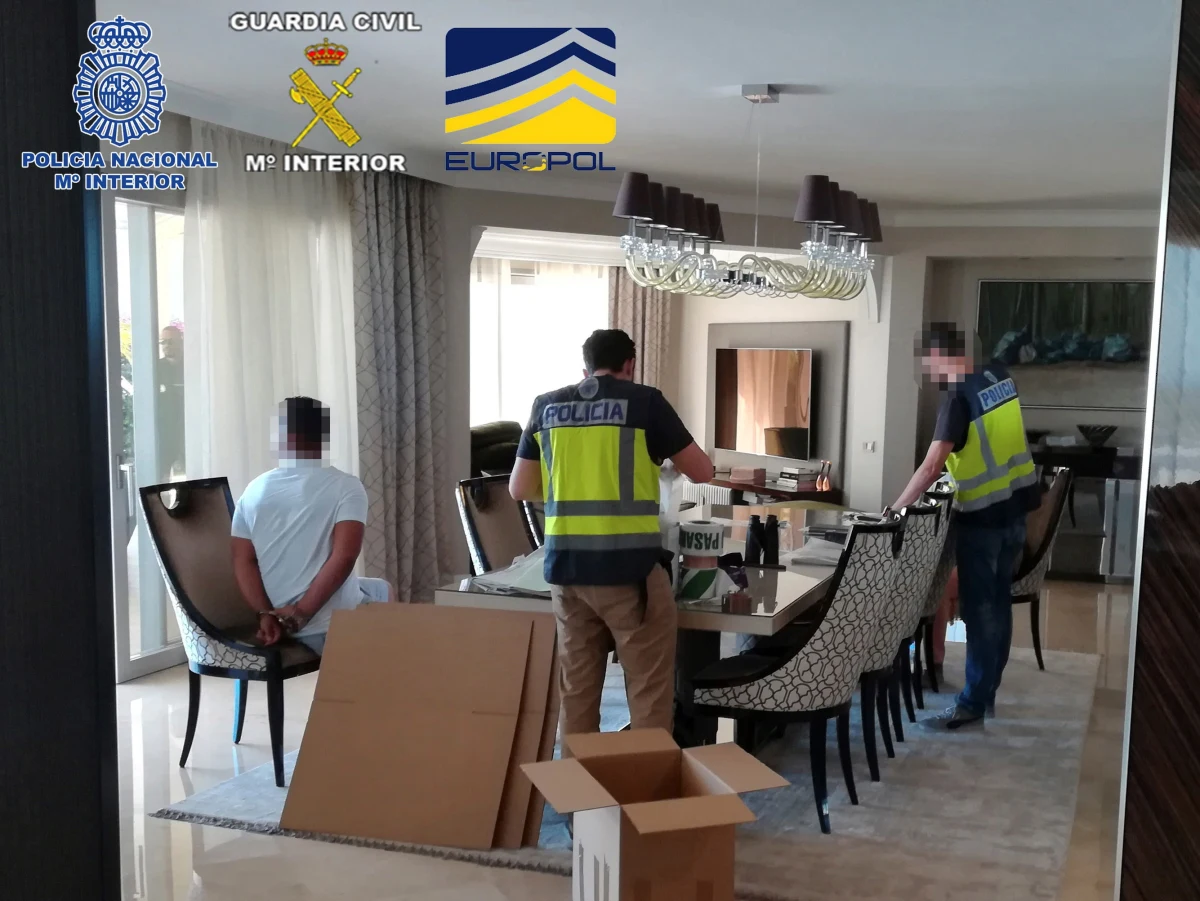 Funkcjonariusze polskiego CBŚP wraz ze służbami z Litwy, Estonii, Wielkiej Brytanii i Hiszpanii rozbili międzynarodową grupę przestępczą, która mogła przemycić z Kolumbii do Europy co najmniej 2 tony narkotyków i wyprać nie mniej niż 680 mln euro pochodzących z ich sprzedaży.