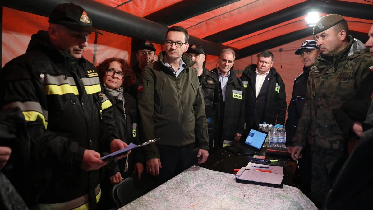 Zapoznam się z tą sytuacją - tak wiceszef MSWiA Jarosław Zieliński komentuje udział kandydatki PiS do europarlamentu Elżbiety Kruk we wczorajszym posiedzeniu sztabu kryzysowego po przejściu wichur na Lubelszczyźnie. Posłanka, na fotografiach publikowanych między innymi przez kancelarię premiera, była ubrana w strażacką kurtkę. 