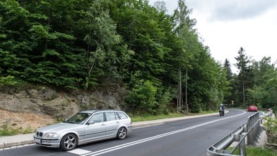 Przemoknięty 10-latek stał przy drodze. Zgubił się na szkolnej wycieczce