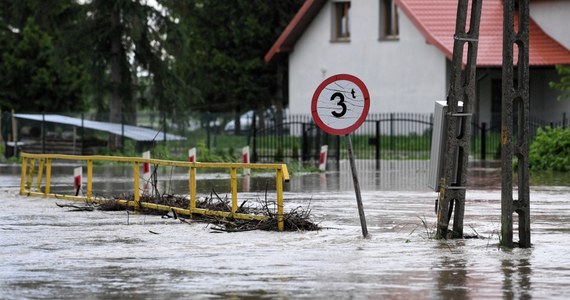 W całym kraju stan alarmowy został przekroczony na siedmiu stacjach wodowskazowych w dorzeczu Wisły, a stan ostrzegawczy - na 25 stacjach wodowskazowych w dorzeczu Wisły oraz 11 w dorzeczu Odry - podało IMGW. W ciągu najbliższej doby rzeki mają wezbrać najbardziej na Dolnym Śląsku.