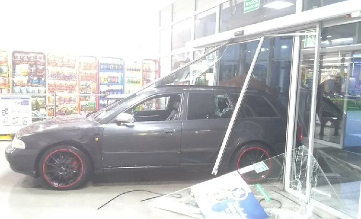 Do groźnego incydentu doszło w Żarskiej Wsi koło Zgorzelca w woj. dolnośląskim. Auto wjechało tam do sklepu. Taką informację przekazał nam wraz z zdjęciem słuchacz, który zadzwonił na Gorącą Linię RMF FM.