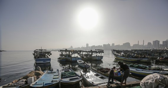Izrael ograniczył z 28 do 19 km obszar połowów dla rybaków ze Strefy Gazy. Jak poinformowały w środę wieczorem izraelskie władze, to reakcja na wypuszczanie z tej palestyńskiej enklawy płonących balonów, które powodują szkody na południu państwa żydowskiego.