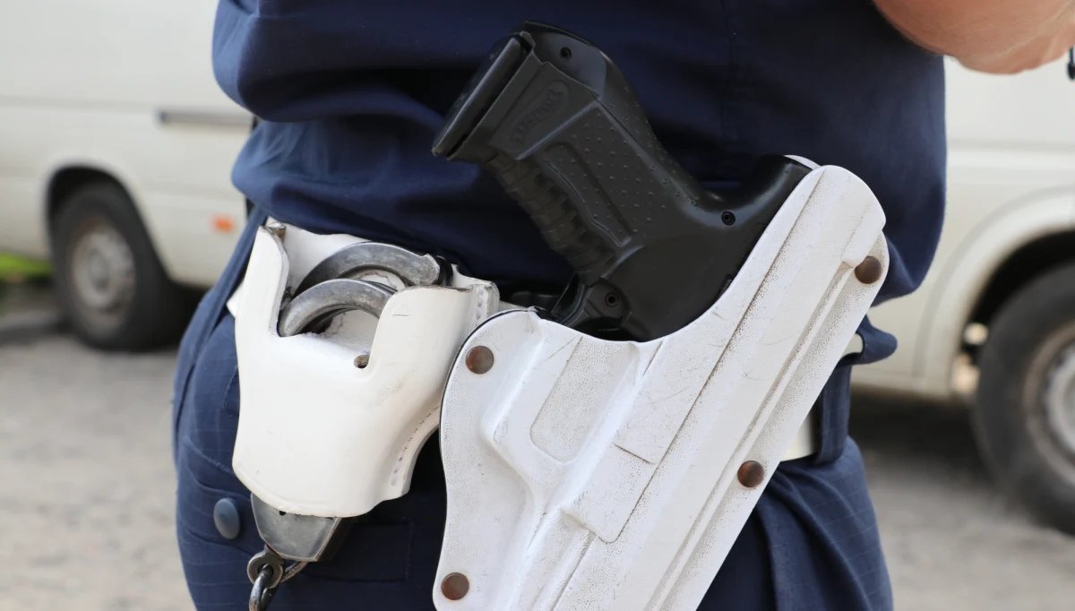 ​Kilkanaście strzałów oddali stołeczni policjanci w stronę samochodu, którym próbował ich staranować mężczyzna podejrzany o przestępstwa narkotykowe. Kierowca został ranny. Po opatrzeniu ran trafił do aresztu.