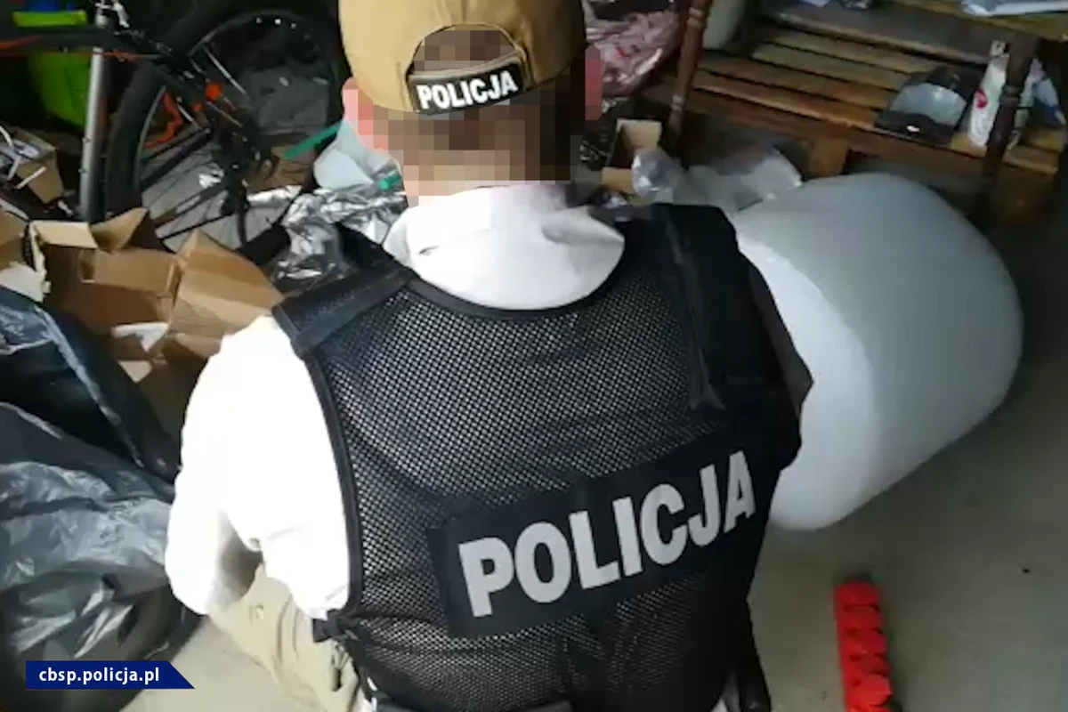 Policjanci CBŚP zatrzymali łącznie 15 członków zorganizowanej grupy przestępczej trudniącej się wytwarzaniem i wprowadzeniem do obrotu tzw. „dopalaczy”. Grupa mogła wprowadzić nawet 580 kg „dopalaczy” o wartości ok. 14 mln złotych. Zabezpieczono 120 kg substancji psychoaktywnych o wartości nawet 3 mln złotych. Wśród zatrzymanych jest mężczyzna podejrzany o kierowanie tą grupą. 