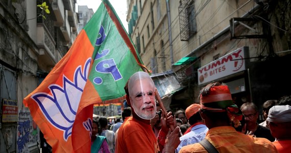 Pierwsze wyniki wyborów wskazują na powtórzenie wyniku Indyjskiej Partii Ludowej (BJP) sprzed pięciu lat. Koalicja pod przywództwem premiera Narendry Modiego prowadzi w 349 okręgach wyborczych. Indyjska Partia Kongresowa ma szansę na nieznaczne poprawienie swojego wyniku.
