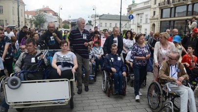 "Żądamy godnego życia". W Warszawie protestowali niepełnosprawni
