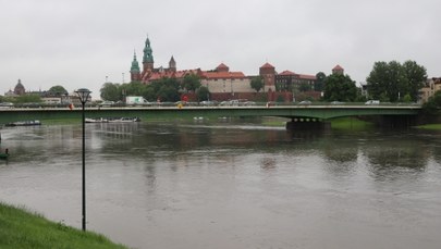 Bulwary wiślane w Krakowie pod wodą. Fala kulminacyjna w sobotę