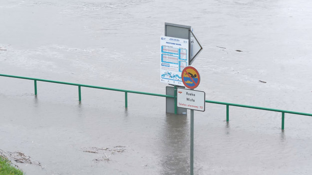 W Małopolsce obowiązuje najwyższy stopień ostrzeżeń meteorologicznych i hydrologicznych. Intensywne opady deszczu spowodowały już liczne zniszczenia, w wielu miejscach doszło do podtopień. Wody przybywa także w Wiśle, co powoduje zalewanie bulwarów.
