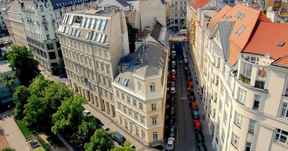 W Wiedniu w mieszkaniu w dzielnicy Floridsdorf znaleziono ciała trzech kobiet: 45-latki i jej córek-bliźniaczek w wieku 18 lat. Badania sądowo-lekarskie ustaliły, że zmarły one śmiercią głodową.