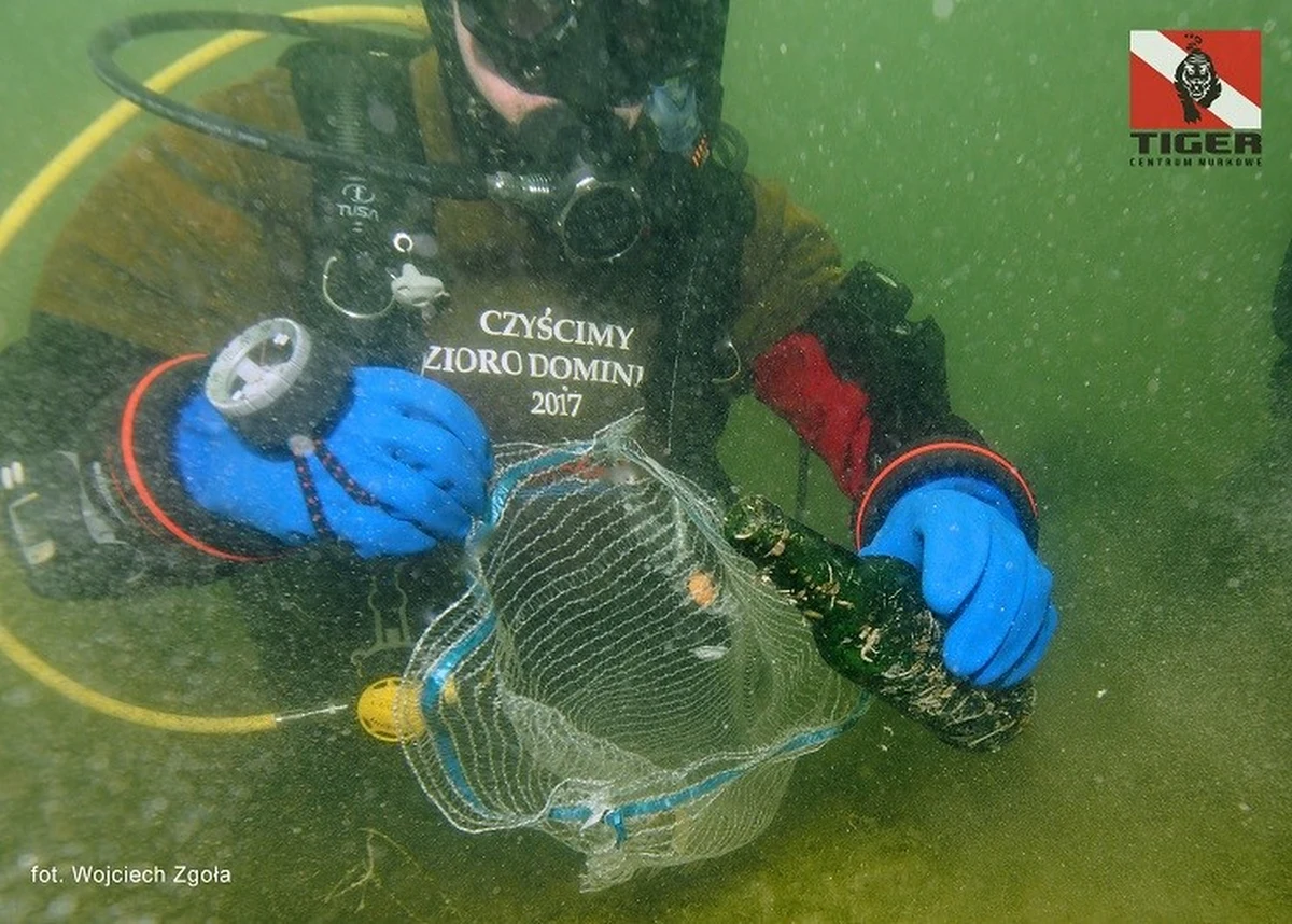 Zaczęło się od pomysłu dwóch entuzjastów sportów wodnych i miłośników jeziora Domnickiego. Wojtek, jeden z nich - jest nurkiem. Drugi – Mateusz to żeglarz. Razem ze znajomymi skrzyknęli się najpierw w kilka, potem w kilkanaście osób w Boszkowie niedaleko Leszna w Wielkopolsce. Chodziło o to, by posprzątać akwen – na jego brzegach, ale też na dnie i pokazać, że sprzątanie po sobie nie boli, ani nie kosztuje. Organizatorzy akcji szykują się właśnie do jej 11. edycji. Uczestników "pospolitego ruszenia" nad jezioro Domnickie można już liczyć w setkach, a zebrane z dna i brzegów śmieci – w tonach. 