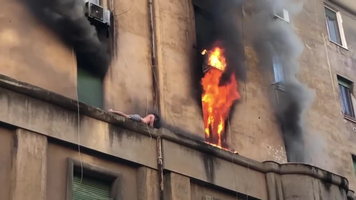 Lokator mieszkania, które stanęło w ogniu, uciekać na gzyms budynku, by schronić się przed szalejącym pożarem. Na ratunek przyszli mu strażacy, którzy najpierw stłumili ogień, a następnie za pomocą dźwigu przetransportowali go na ziemię. Do zdarzenia doszło w Rzymie. Przyczyny pożaru nie są znane.