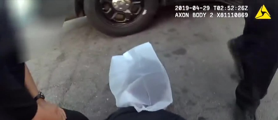 Policjanci z Sacramento w Kalifornii opublikowali nagranie z zatrzymania 12-letniego, czarnoskórego chłopca, podejrzanego o kradzież w sklepie, któremu w czasie interwencji założono materiałową torbę na głowę.