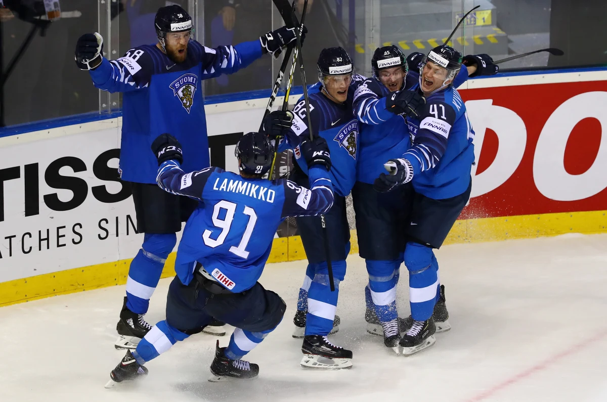 Szwedzcy hokeiści nie obronią tytułu w odbywających się na Słowacji mistrzostwach świata elity. Ekipa "Trzech Koron" w ćwierćfinale przegrała w Koszycach po dogrywce z Finami 4:5 (2:1, 2:2, 0:1 - 0:1).