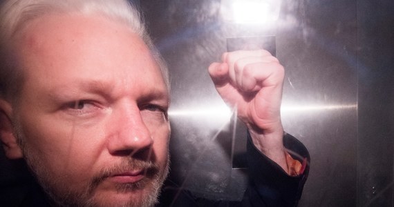 Departament Sprawiedliwości pełniący zarazem funkcję Prokuratury Generalnej ujawnił w czwartek listę 17 zarzutów, jakie zamierza postawić Julianowi Assange'owi, twórcy WikiLeaks. Zarzuca mu się m.in. bezprawne wejście w posiadanie i publikację poufnych danych.