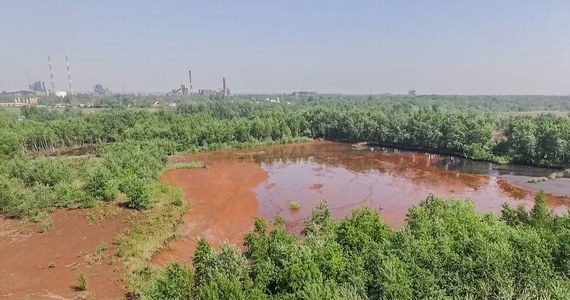 Wojewódzki Inspektor Ochrony Środowiska  w Krakowie skarży się do władz Uniwersytet Jagiellońskiego i Akademii Górniczo-Hutniczej na naukowców... którzy przeprowadzają badania. Chodzi o składowiska huty przy ul. Dymarek. Naukowcy wykryli tam, jak mówi nam dr Mariusz Czop z AGH, "wysokie zawartości metali ciężkich, m.in. ołowiu, cynku, kadmu i rtęci."  W 2017 roku na składowisku znajdowało się 14 mln ton odpadów.