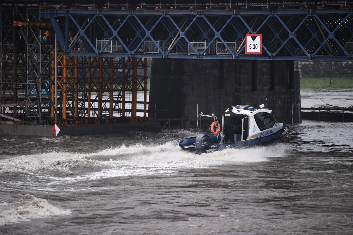 Funkcjonariusze Komisariatu Wodnego w Krakowie wraz ze strażakami od kilkunastu godzin walczą o most kolejowy łączący Zabłocie z Kazimierzem. Jak podkreślają, prąd wezbranych wód Wisły niesie bardzo dużo konarów drzew, które mogą zagrażać tej konstrukcji.