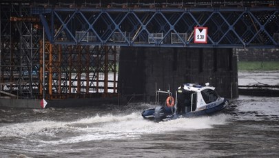 Kraków: Policjanci z komisariatu wodnego walczą o nowy most kolejowy