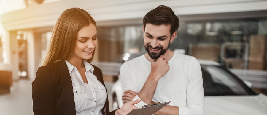 Wypożyczalnie samochodów wyrastają w naszym kraju jak grzyby po deszczu, a coraz więcej podróżnych jest zainteresowanych wynajęciem auta na lotnisku. Dlaczego warto korzystać z tego typu usług? Jakie są zalety wypożyczenia samochodu po przylocie?