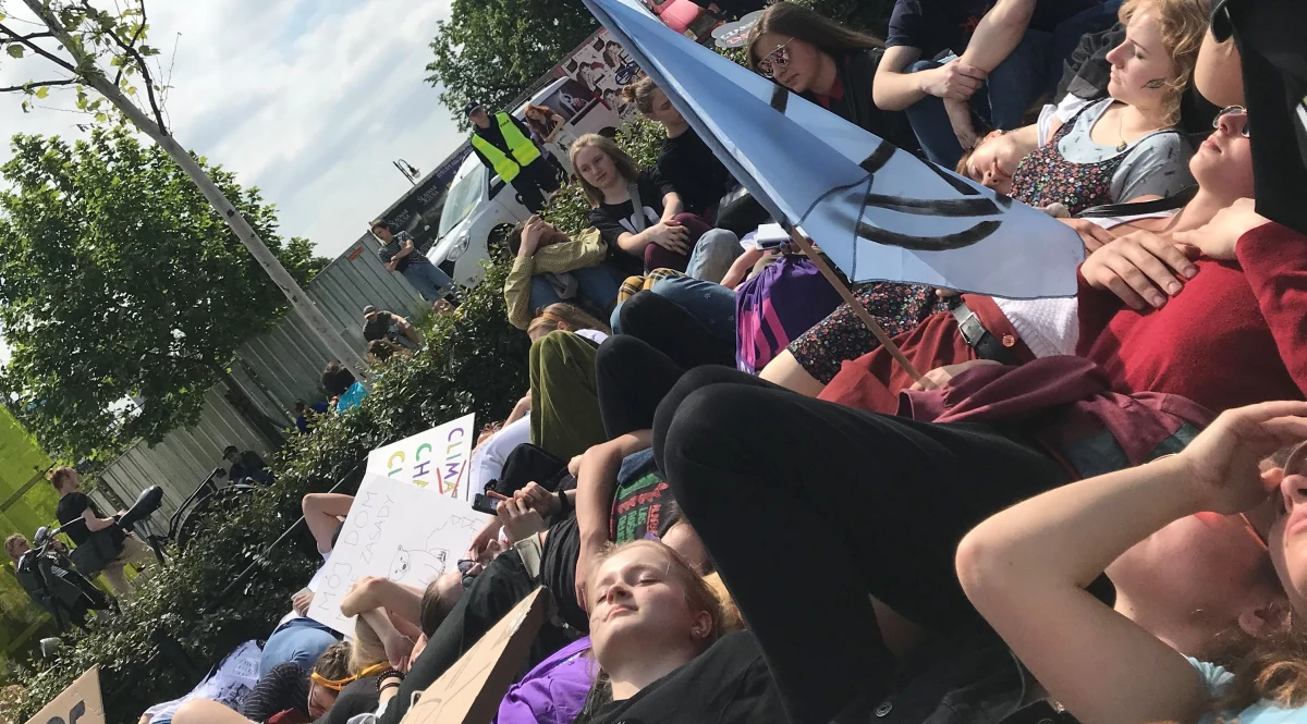 Młodzież, która chce zwrócić uwagę na skutki zmian klimatycznych, protestowała na ulicach Warszawy. Marsze odbyły się też w kilkunastu innych polskich miastach.