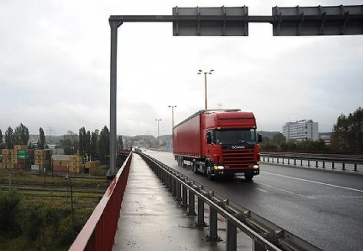 Trzech obywateli Afganistanu, którzy wjechali do Polski ukryci w naczepie tira z oponami z Serbii, zatrzymał Bieszczadzki Oddział Straży Granicznej. Cudzoziemcy chcieli dotrzeć do Niemiec i tam się osiedlić. Wszyscy zostali zawróceni na Słowację.